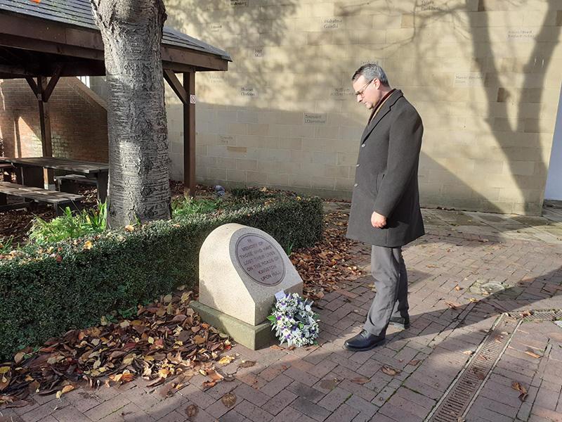 Councillor Mark Ieronimo laying a wreath