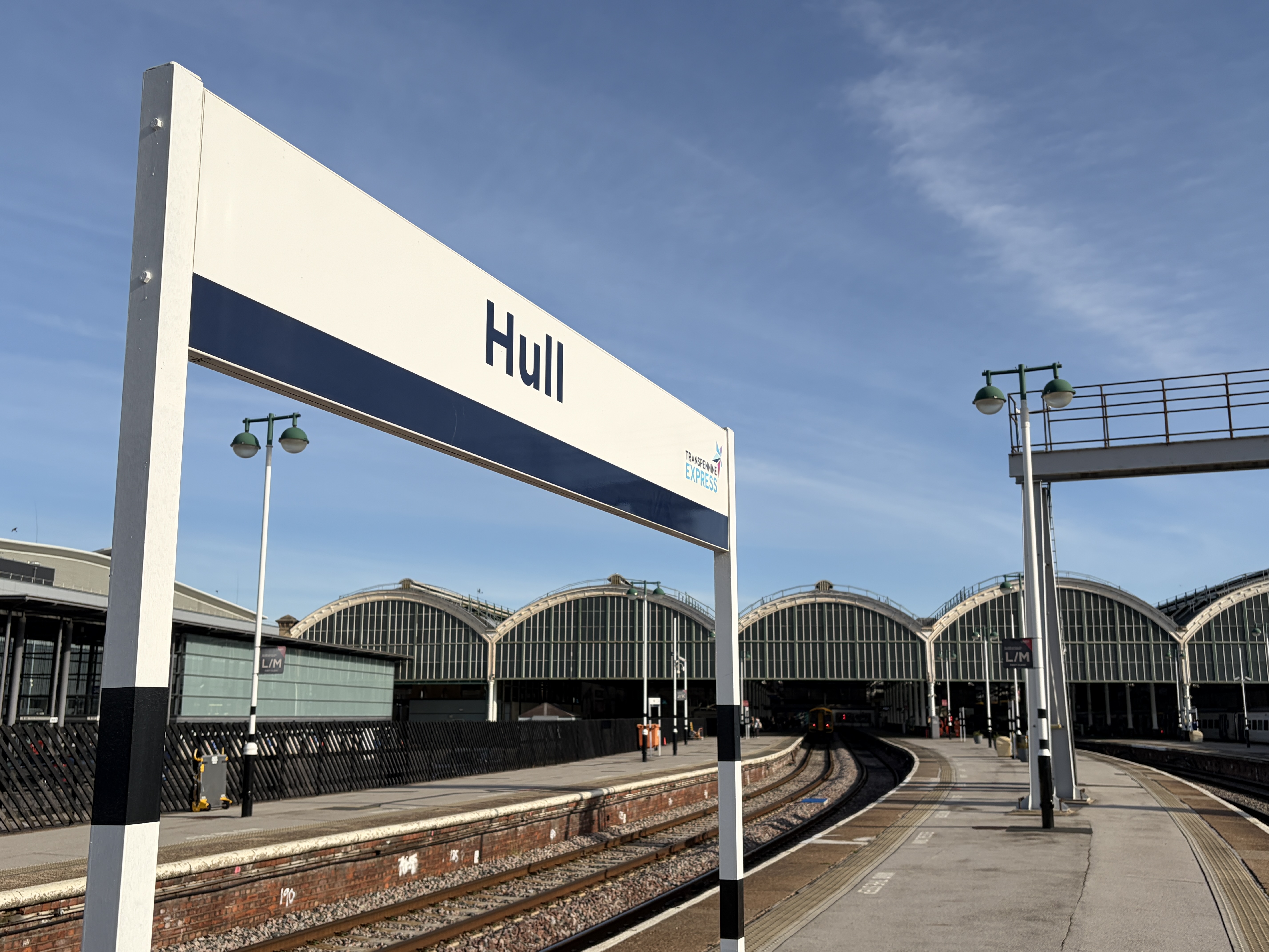 A photo of the Hull platform sign at Hull Paragon Interchange.